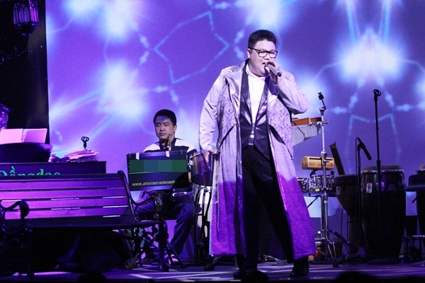 
	
	Tiếp đến, "Tý đô" thay đổi hình tượng của Trịnh Thiếu Thu để gởi đến khán giả ca khúc Phút cuối đầy tình cảm.